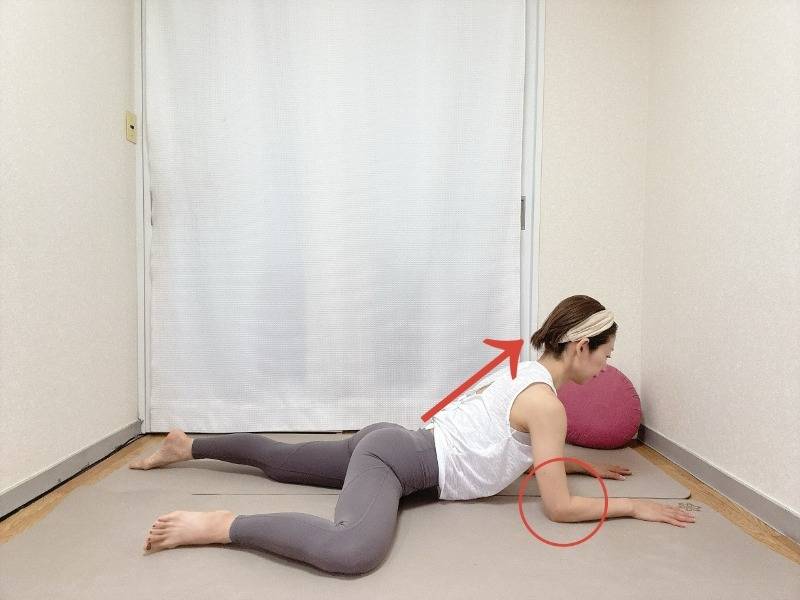 うつ伏せから片膝を曲げて横に出し、肘をつき上体を起こした体勢