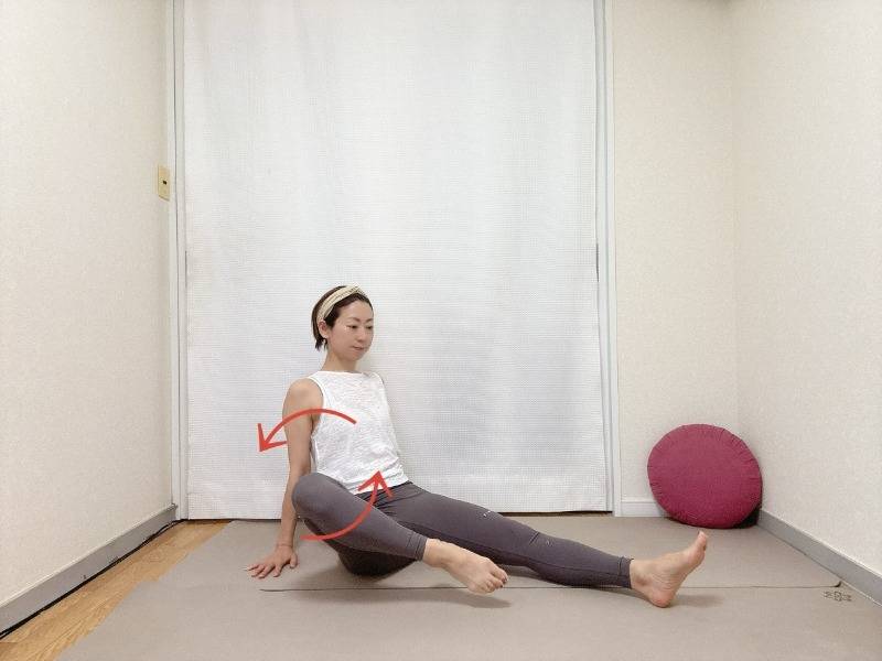長座から左膝を曲げて胸に寄せ、脚を外側に回す股関節ほぐし