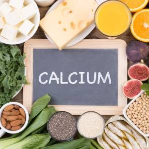 骨の材料になるだけじゃない？カルシウムの体内での働きと不足することによるリスク｜管理栄養士解説