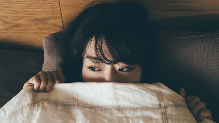 【寝る前3分】意識が内側に向きやすくなる夜に…不安・モヤモヤを放出する「胸を開く」ストレッチ