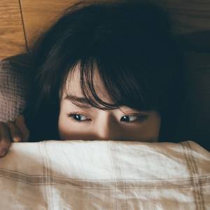 【寝る前3分】意識が内側に向きやすくなる夜に…不安・モヤモヤを放出する「胸を開く」ストレッチ