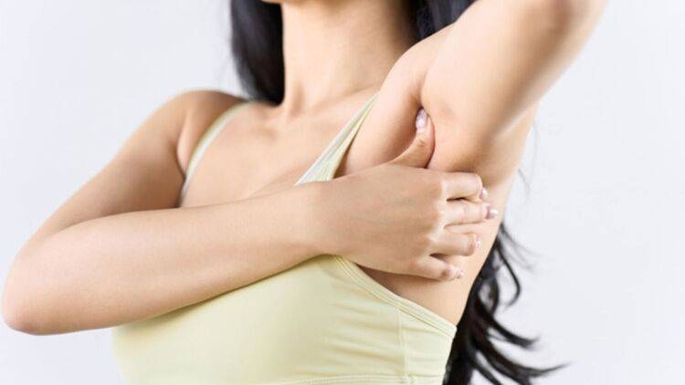 肩コリ＆たるんだ二の腕をまとめてリセット！W効果の簡単ストレッチ