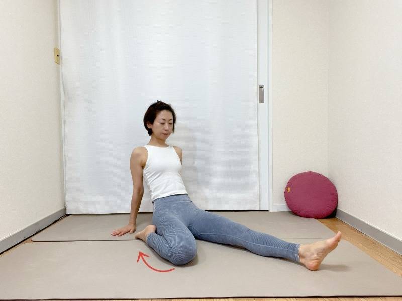 左膝を曲げ、右脚を伸ばした半分の割座の姿勢