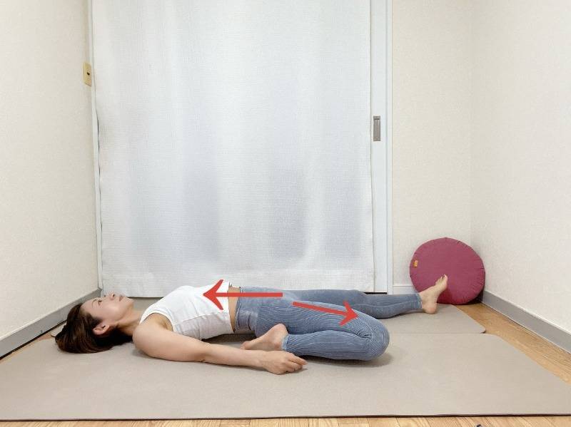 左膝を曲げた半分の割座からあおむけで寝た体勢