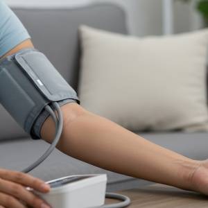 〈血圧「少し高いだけだから大丈夫？「血圧が少し高い状態」を放置してはいけない理由｜医師が解説