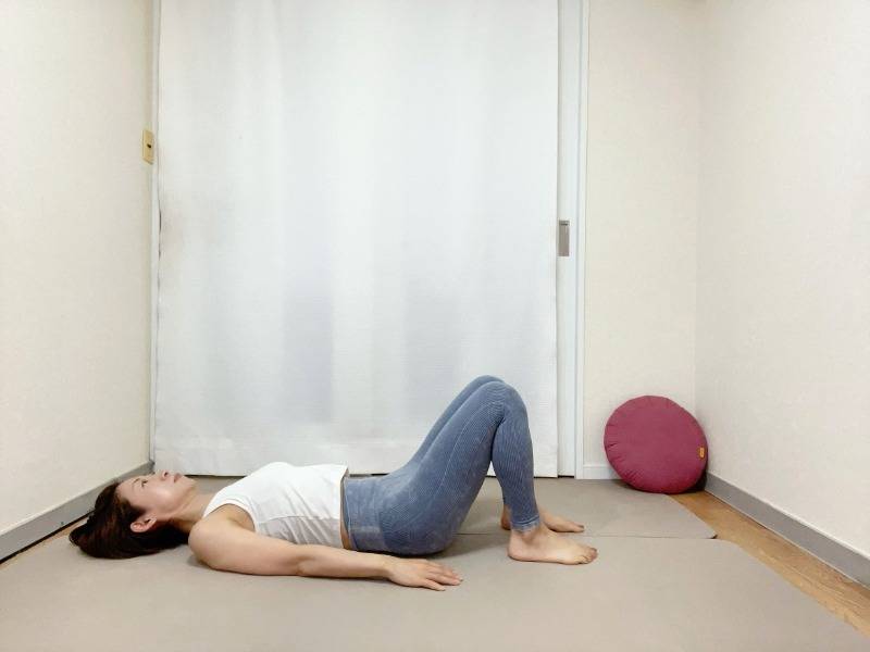 両膝を立て、仰向けで寝た体勢