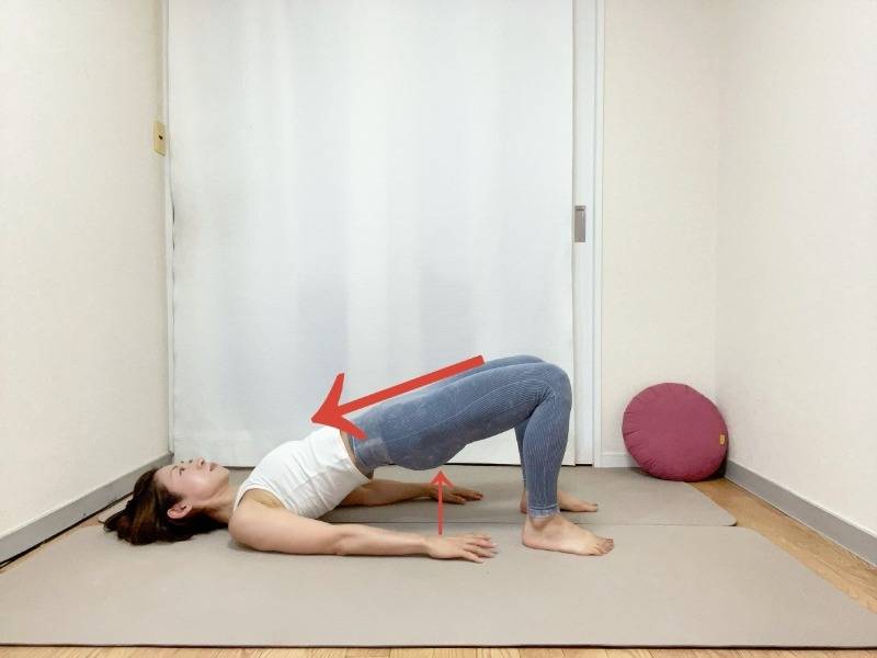 両膝を立てた仰向けからお尻を上げた橋のポーズ