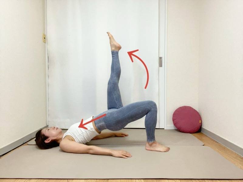肺のポーズから左脚お天井に伸ばした体勢