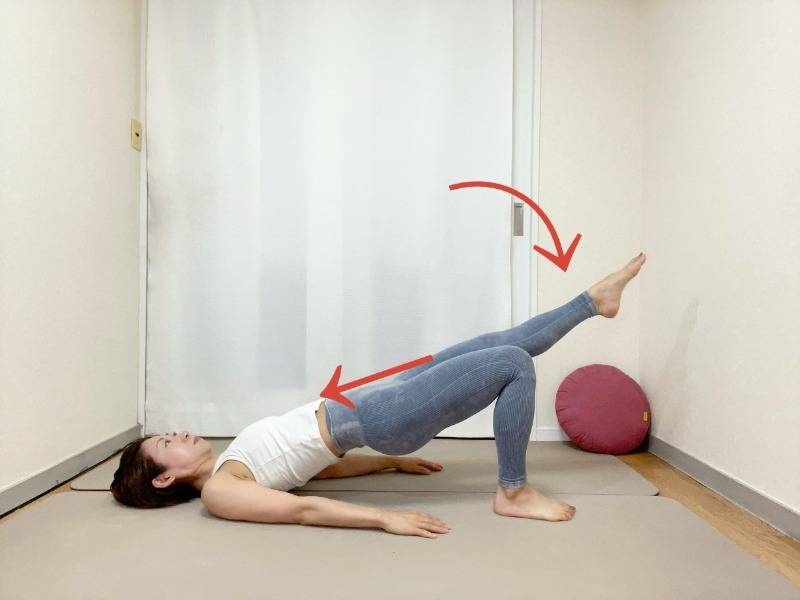 橋のポーズから左脚を右膝の高さに伸ばした体勢
