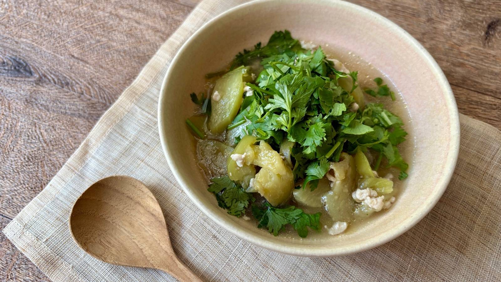 夏に溜まった老廃物に！「茄子とひき肉のパクチースープ」 #管理栄養士のスープレシピ
