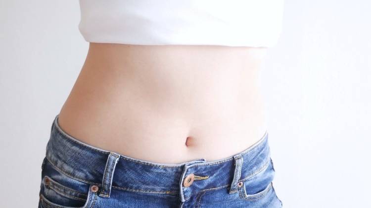 【くびれが復活】腰まわりのもたついた部分を「伸ばすだけ」！浮き輪肉解消寝たままストレッチ