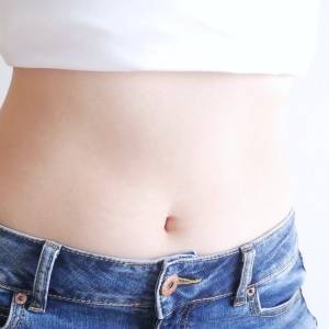 【くびれが復活】腰まわりのもたついた部分を「伸ばすだけ」！浮き輪肉解消寝たままストレッチ