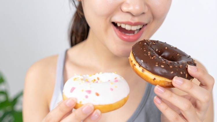 「また食べてしまった…」つい間食してしまう人の“やめられる習慣”を管理栄養士が解説