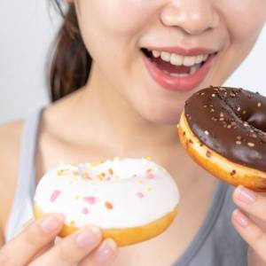 「また食べてしまった…」つい間食してしまう人の“やめられる習慣”を管理栄養士が解説