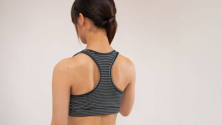 【超からだが硬い人向け】ガチガチに硬くなった「背中」がふにゃふにゃになるストレッチ