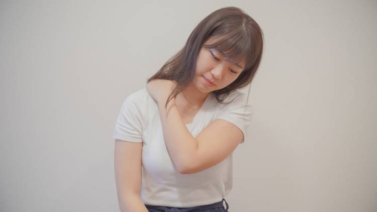 猫背さん必見！ガッチガチの肩まわりが楽になる、壁を使った肩ストレッチ