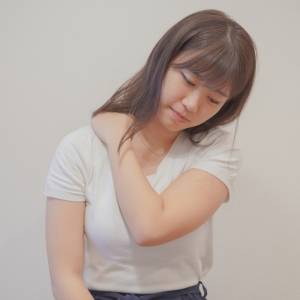 猫背さん必見!ガッチガチの肩まわりが楽になる、壁を使った肩ストレッチ