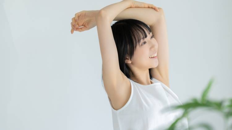 【二の腕たるみ】解消したいなら肋骨整えて！上腕三頭筋のトレーニング前にやってほしい肋骨調整ヨガ