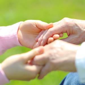 同居は「安心」より「衰え」のリスクも。親の自立を守る適度な距離感とは？