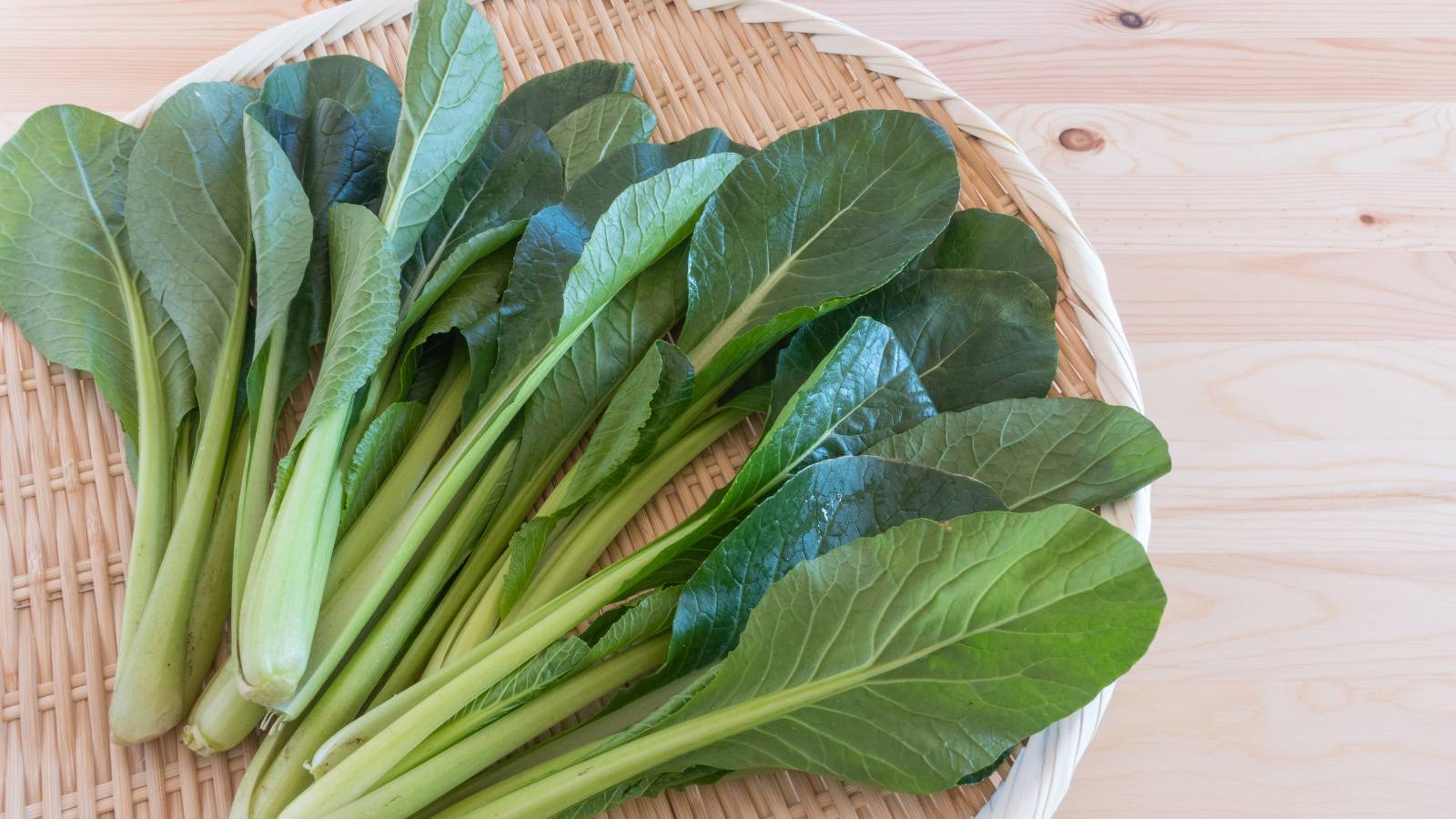 レバーだけじゃない！鉄不足に悩む人の強い味方「小松菜」の栄養価と、鉄分吸収率を上げる食べ合わせ