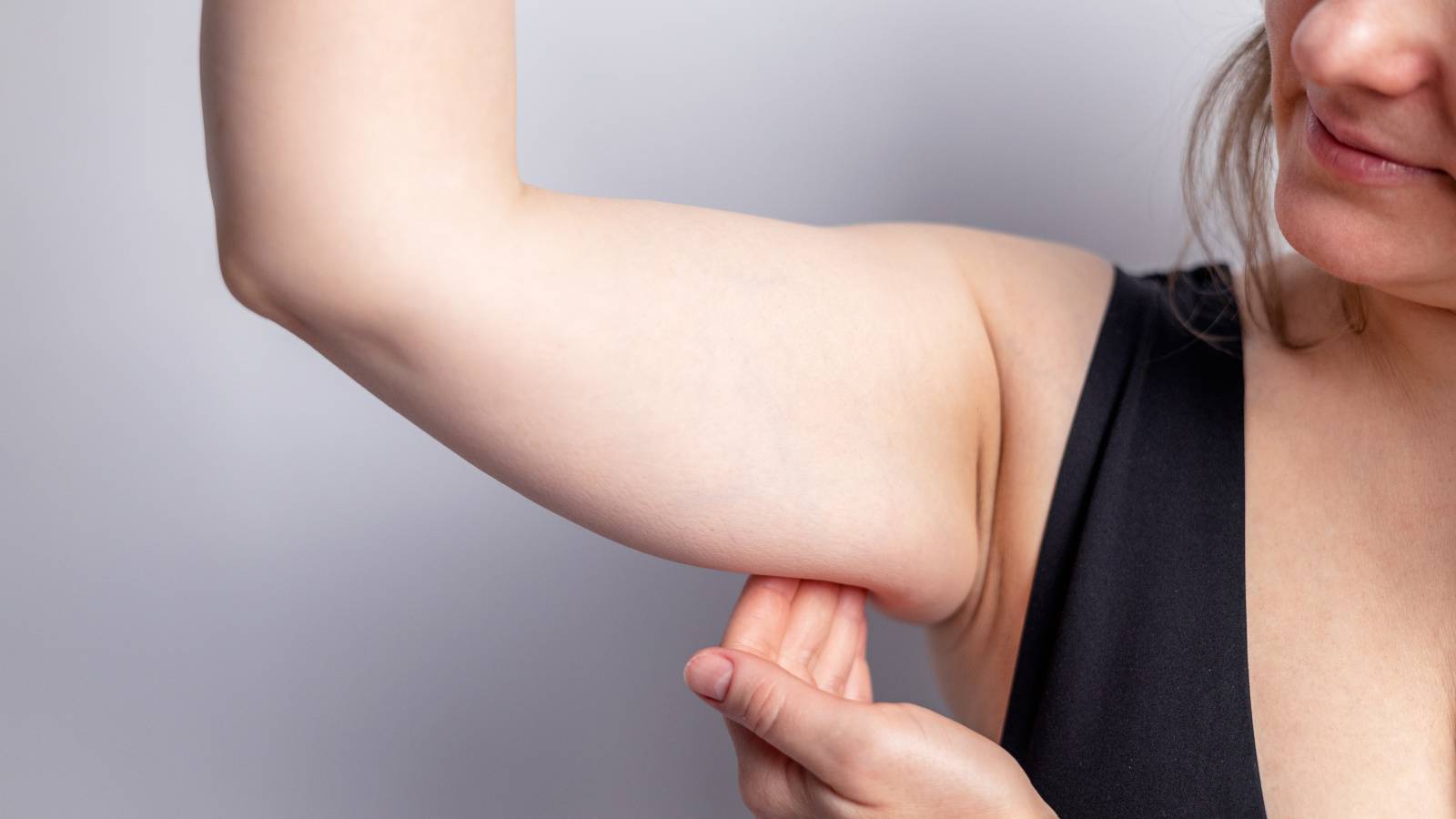 【40代以上限定】二の腕のたるみを引き上げる「座ったままでOK」ねじって育てるお手軽筋トレ