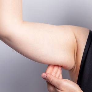 【40代以上限定】二の腕のたるみを引き上げる「座ったままでOK」ねじって育てるお手軽筋トレ