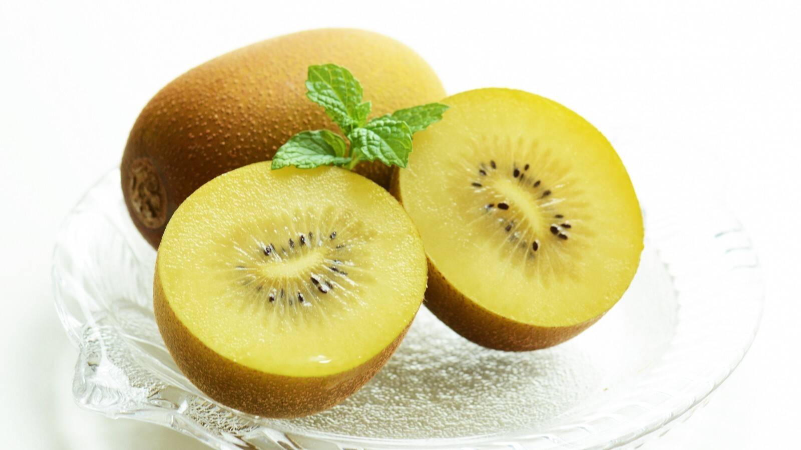 お皿にのったキウイ