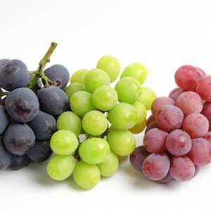 皮ごと食べるぶどう【紫・赤・緑】栄養素の違いは？細胞の老化を防ぐのはどの色？管理栄養士が解説