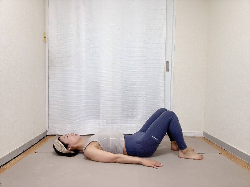 両膝を立て、両手を体側に下して仰向けで寝た体勢