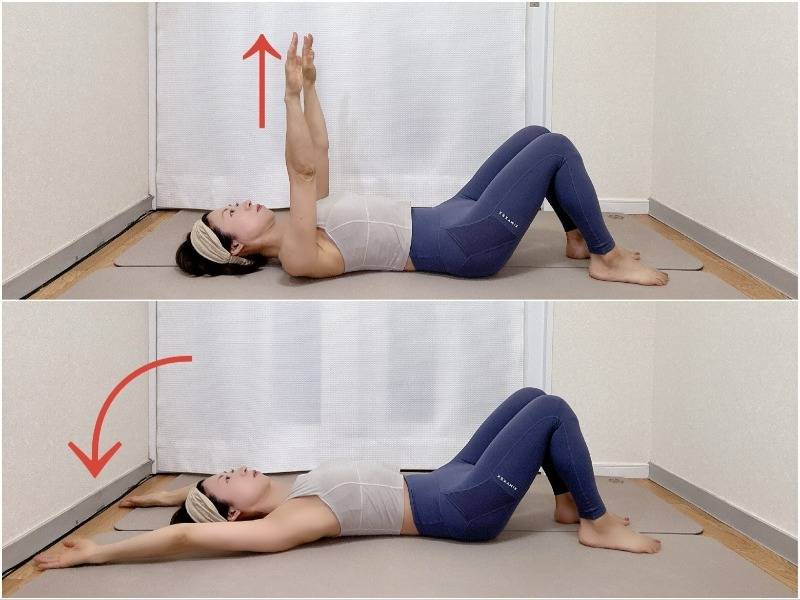 両膝を立てた仰向けから両手を天井に引き上げ、頭上に伸ばした体勢