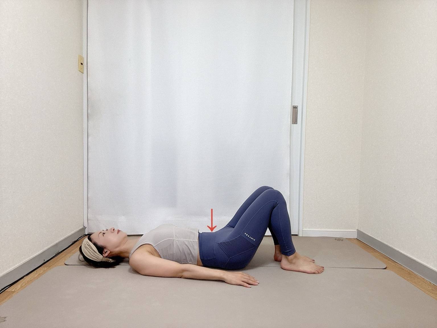 お腹を引き込み、両膝を立てて仰向けで寝た体勢