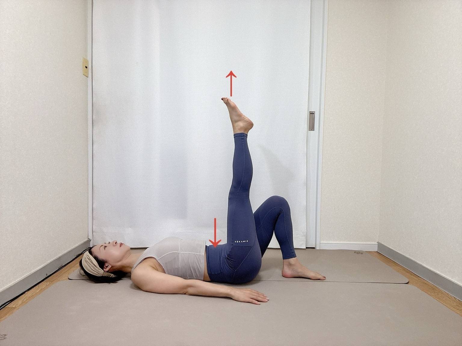 両膝を立てた仰向けから左脚を天井に伸ばした体勢