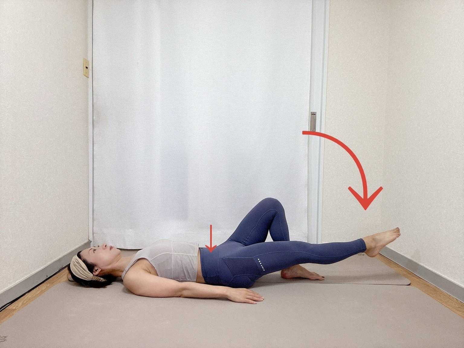 右膝を立て、左脚を天井に伸ばした仰向けから左脚を床すれすれまで下すエクササイズ