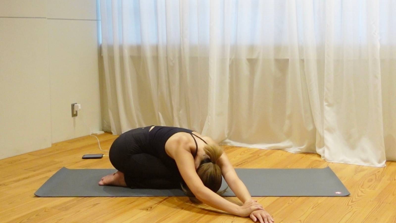 背中＆体側をぐいーんと伸ばす！スッキリ感が病みつきになること間違いなしの「四つ這いストレッチ」