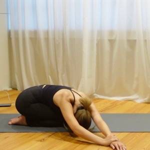 背中&体側をぐいーんと伸ばす!スッキリ感が病みつきになること間違いなしの「四つ這いストレッチ」