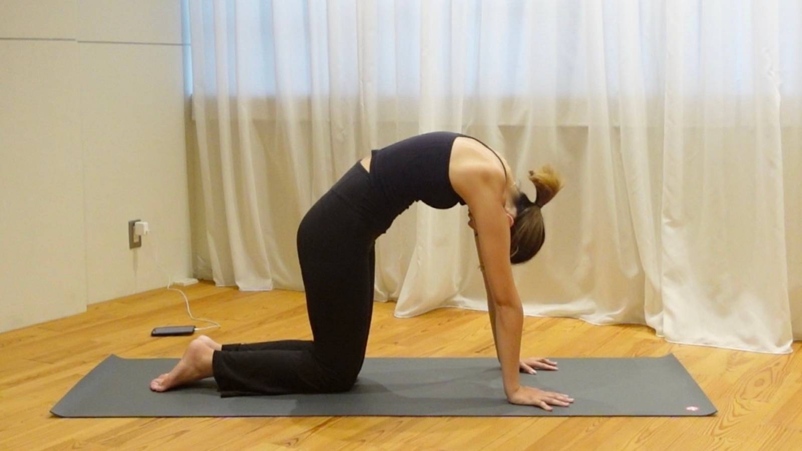 肩こり・腰痛を防ぐ＆姿勢改善に効果的！背骨しなやかストレッチ