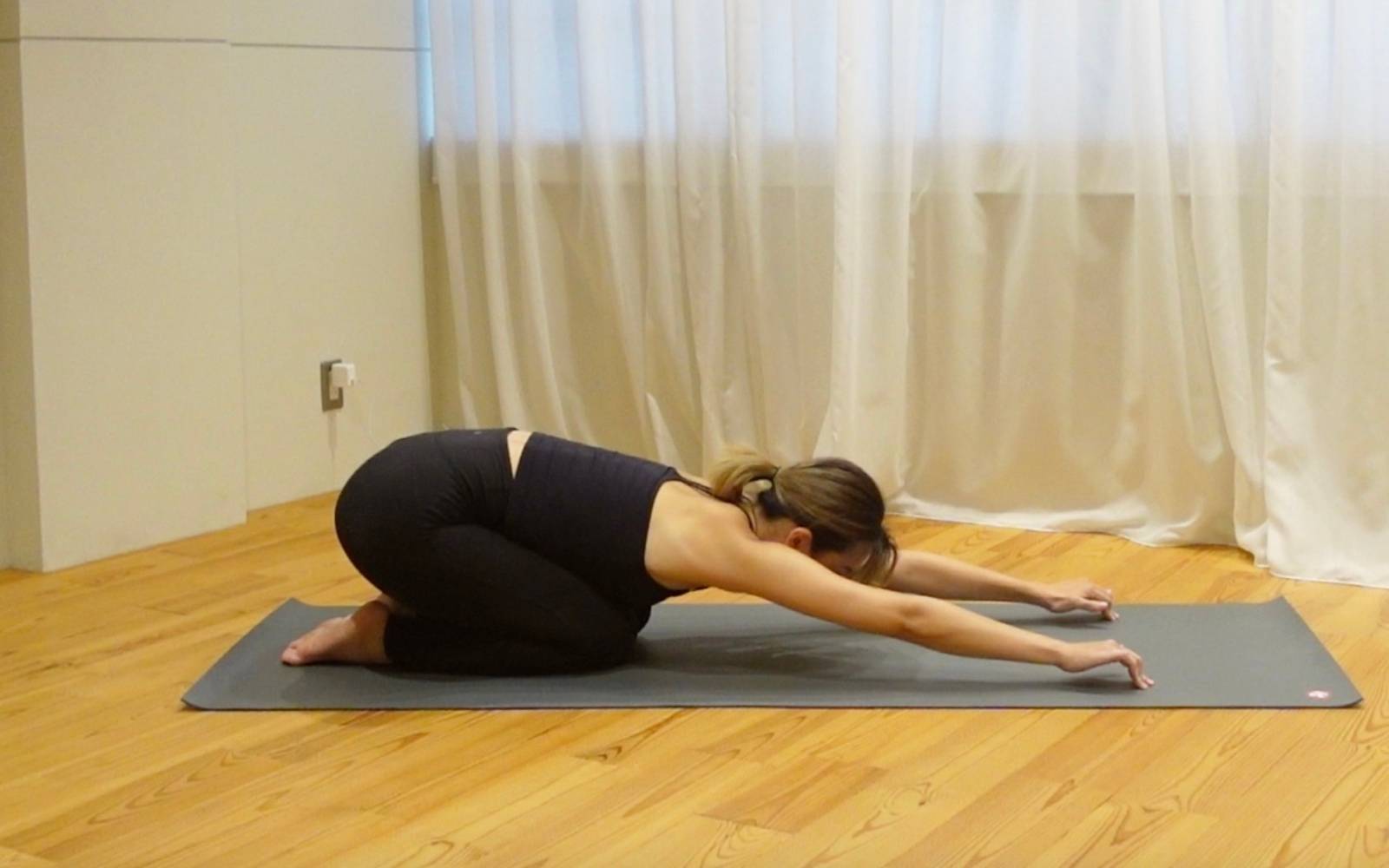 仔犬の伸びのポーズ