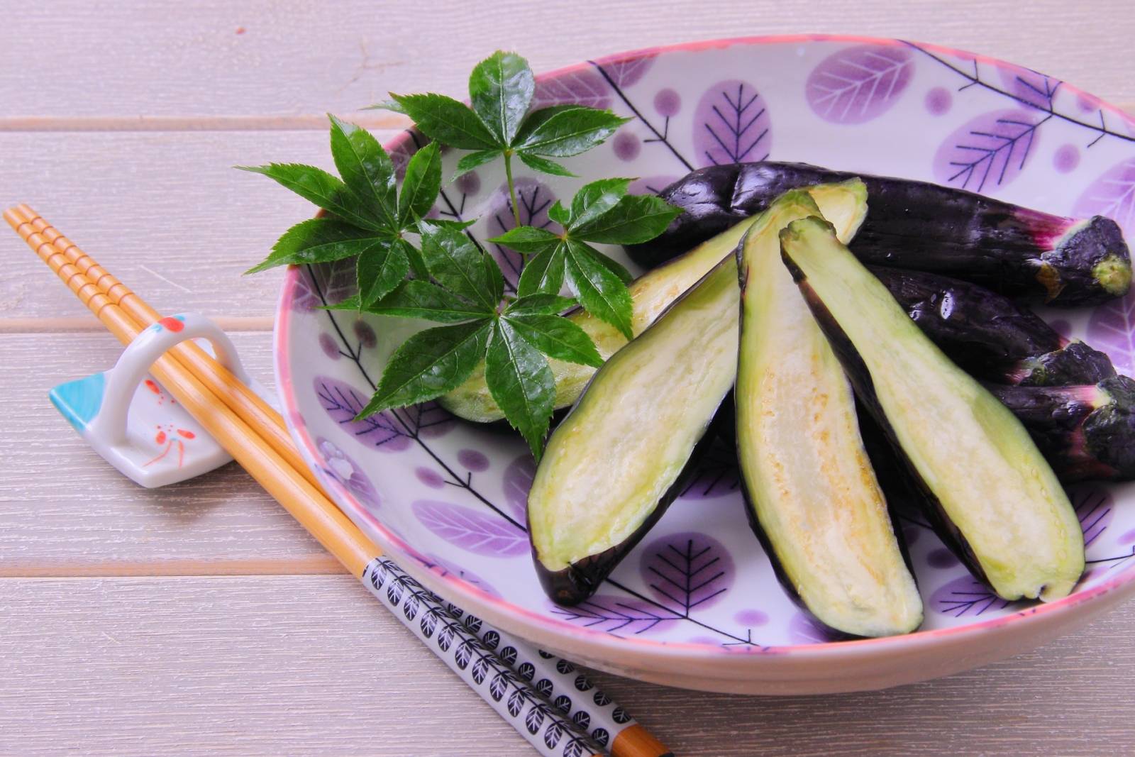 皿に盛り付けたナスの浅漬け