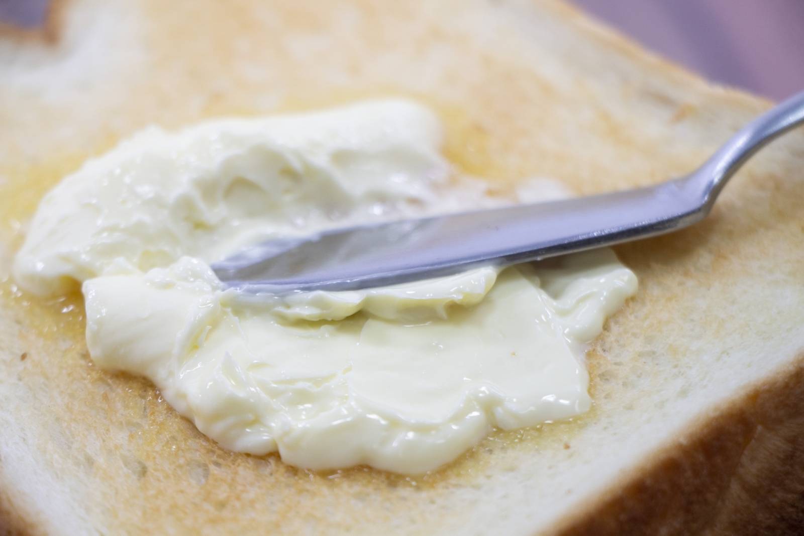 食パンにたっぷりと塗るマーガリン