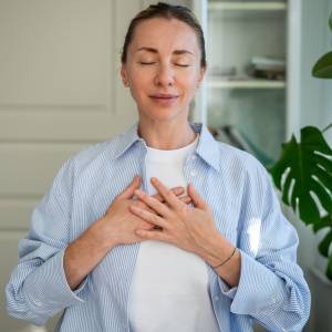 「最近疲れやすい…」その原因は浅い呼吸？心身を整える呼吸を深めるストレッチ