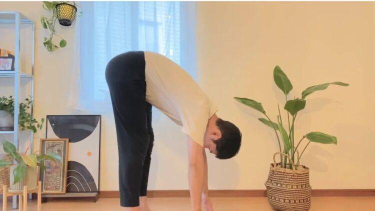 【座ったままでOK】硬いもも裏がスッと伸びて前屈が深まる！股関節から折りたためるようになる脚の付け根ストレッチ