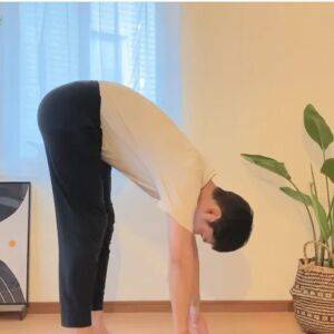 【座ったままでOK】硬いもも裏がスッと伸びて前屈が深まる！股関節から折りたためるようになる脚の付け根ストレッチ