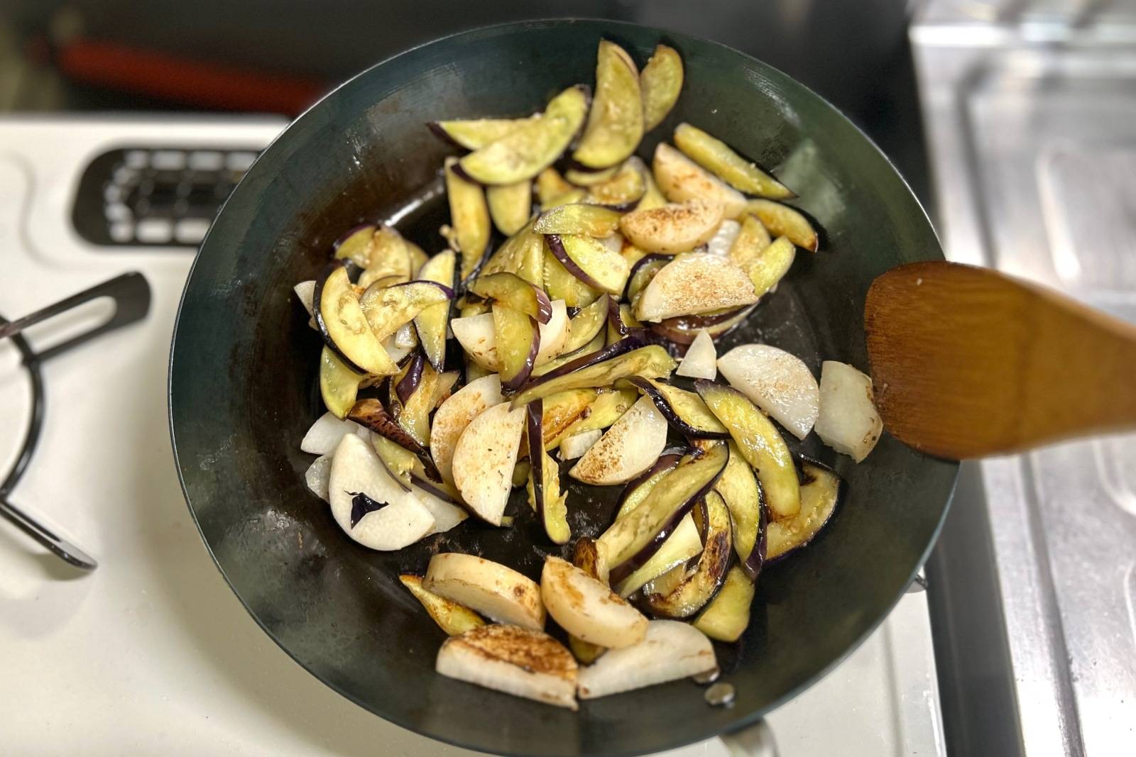 ナスと長芋を炒める