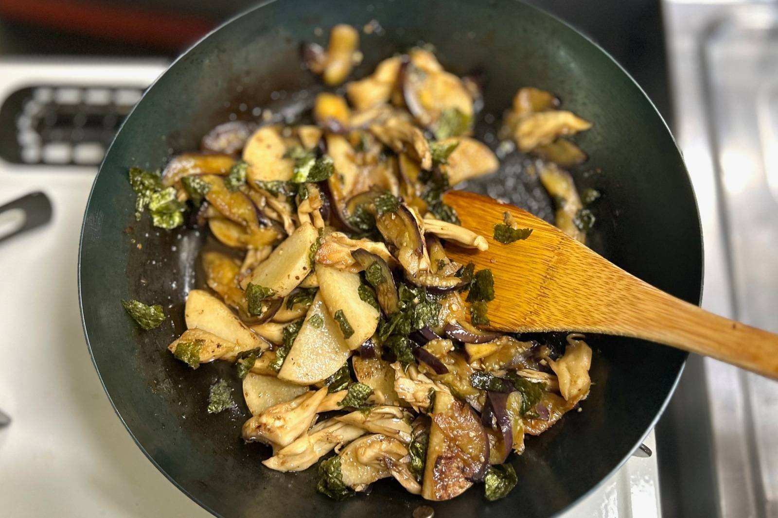 材料を炒め合わせる