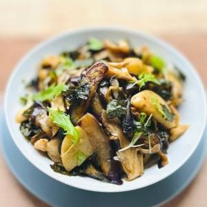 【秋バテ対策】旬の恵みと “潮の風味” で整える養生レシピ「ナスとまいたけの磯炒め」