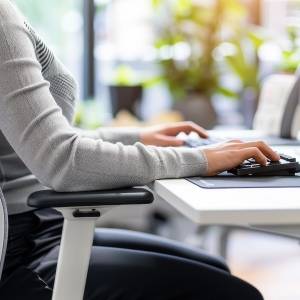 デスクワークの不調を瞬時にリセット！座ったまま呼吸に合わせて行う姿勢改善ストレッチ