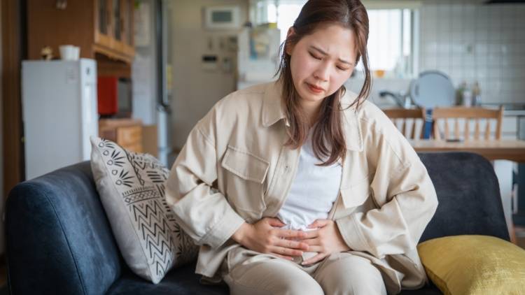 腸活は食事だけじゃない?揉むだけで腸内細菌が変わる簡単腸もみエクササイズ