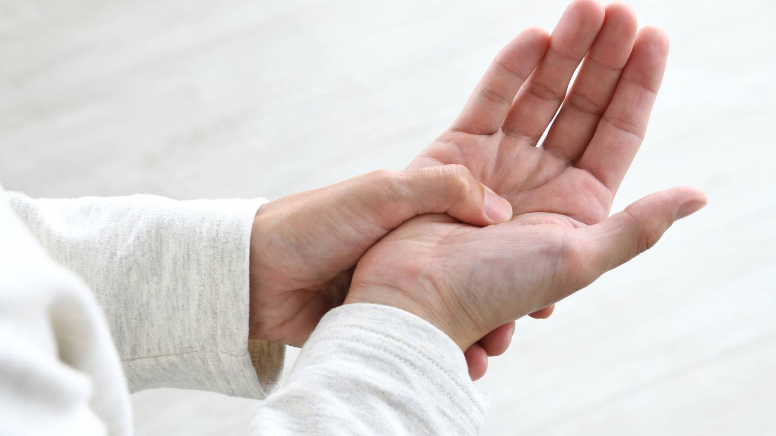 ヘバーデン結節による激痛で仕事継続の危機。50代単身女性の更年期体験と「自分らしい日常」のヒント