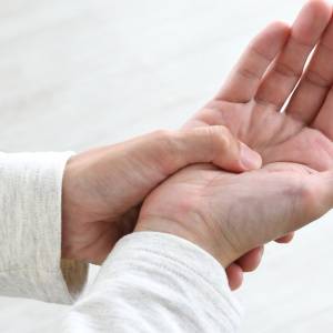 ヘバーデン結節による激痛で仕事継続の危機。50代単身女性の更年期体験と「自分らしい日常」のヒント