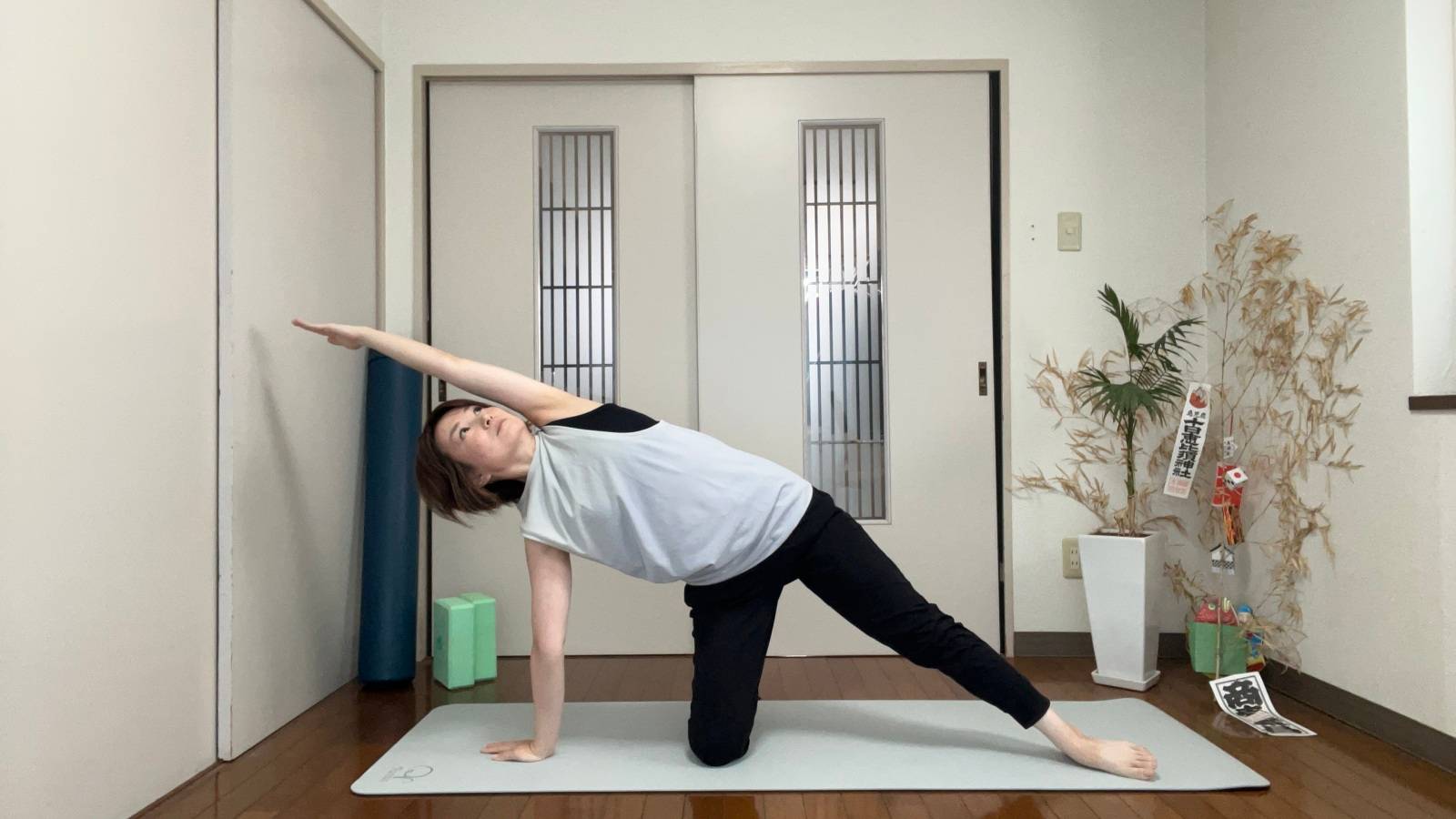 体側を伸ばすポーズ